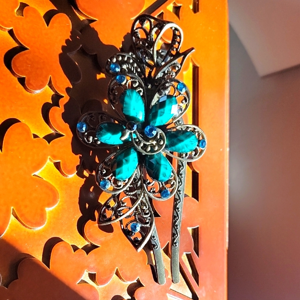Elegant Floral Hair Clip with Blue Accents